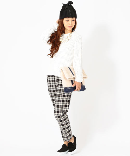 Ray BEAMS（レイビームス）の「【Marisol11月号掲載】20/80 / ボア フリース クラッチバッグ（クラッチバッグ・レディース・アイボリー/グレー・ONE SIZE）」の4枚目の写真