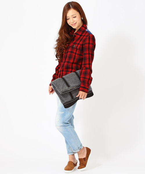 Ray BEAMS（レイビームス）の「【Marisol11月号掲載】20/80 / ボア フリース クラッチバッグ（クラッチバッグ・レディース・アイボリー/グレー・ONE SIZE）」の3枚目の写真