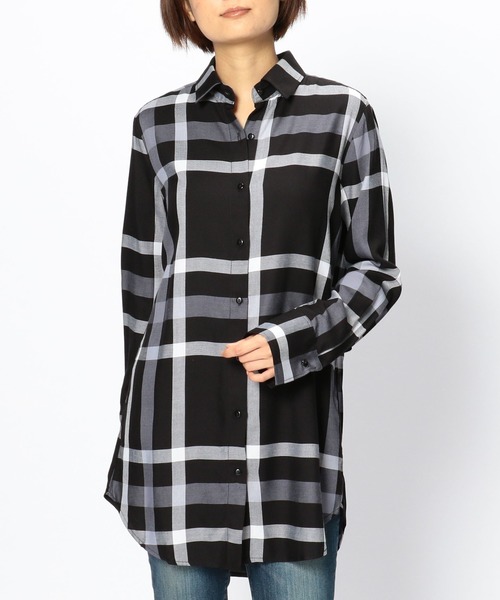 NARACAMICIE(ナラカミーチェ)の「チェックロングシャツ(シャツ/ブラウス・レディース・ブラック/レッド・SMALL/MEDIUM/LARGE)」の2枚目の写真