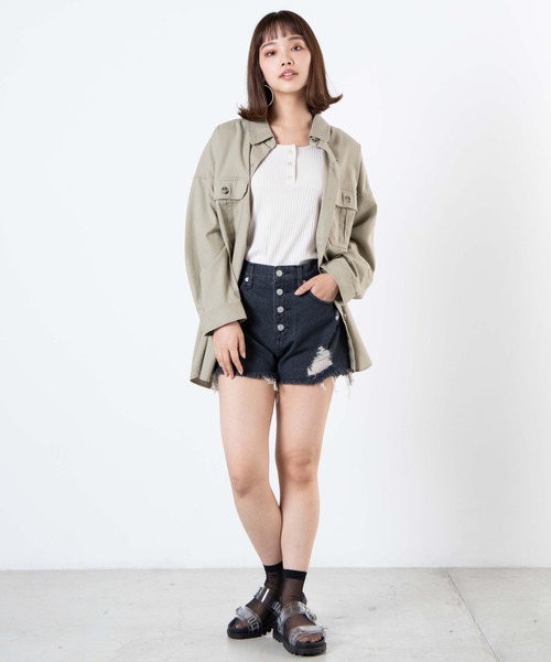 WEGO（ウィゴー）の「WEGO/ボタンフライクラッシュデニムショーツ（デニムパンツ・レディース・ブラック/インディゴブルー/ライトインディゴブルー・SMALL/MEDIUM/LARGE）」の8枚目の写真