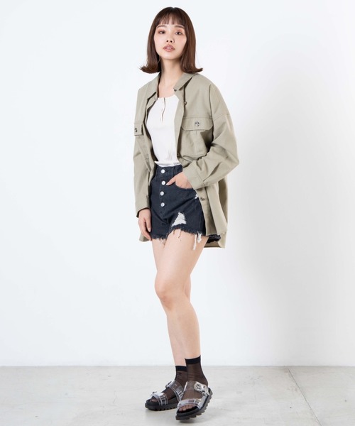 WEGO（ウィゴー）の「WEGO/ボタンフライクラッシュデニムショーツ（デニムパンツ・レディース・ブラック/インディゴブルー/ライトインディゴブルー・SMALL/MEDIUM/LARGE）」の4枚目の写真