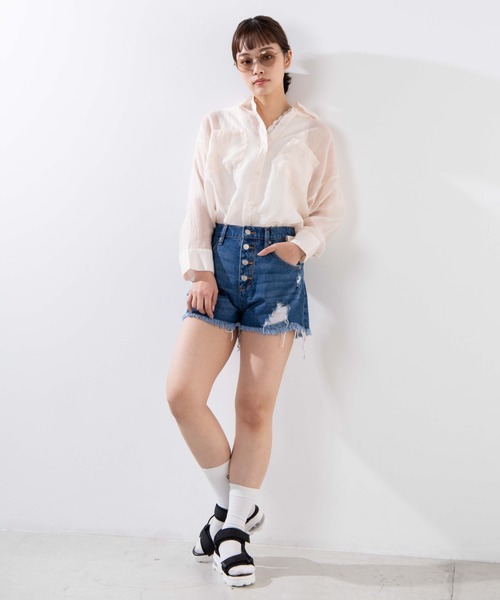 WEGO（ウィゴー）の「WEGO/ボタンフライクラッシュデニムショーツ（デニムパンツ・レディース・ブラック/インディゴブルー/ライトインディゴブルー・SMALL/MEDIUM/LARGE）」の15枚目の写真