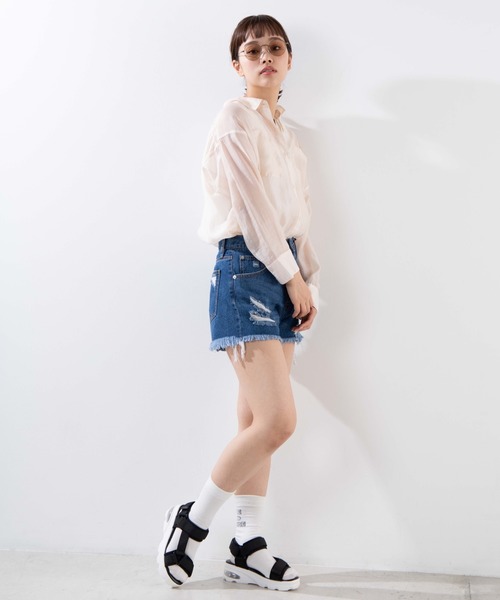 WEGO（ウィゴー）の「WEGO/ボタンフライクラッシュデニムショーツ（デニムパンツ・レディース・ブラック/インディゴブルー/ライトインディゴブルー・SMALL/MEDIUM/LARGE）」の6枚目の写真