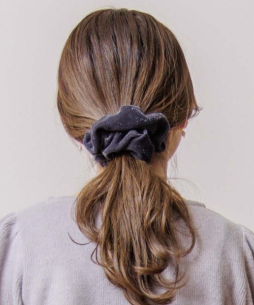 flower（フラワー）の「シャイニーベルベットシュシュ（シュシュ・レディース・ブラック/グレー・FREE）」の6枚目の写真