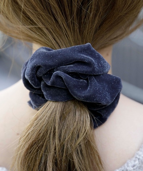 flower（フラワー）の「シャイニーベルベットシュシュ（シュシュ・レディース・ブラック/グレー・FREE）」の13枚目の写真