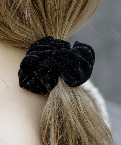 flower（フラワー）の「シャイニーベルベットシュシュ（シュシュ・レディース・ブラック/グレー・FREE）」の15枚目の写真