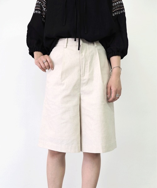 Riberry（リベリー）の「タック入りハーフパンツ（その他パンツ・レディース・ベージュ/ブラウン/カーキ/キナリ・MEDIUM）」の2枚目の写真