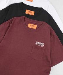 UNIVERSAL OVERALL（ユニバーサルオーバーオール）の「【UNIVERSAL OVERALL/ユニバーサルオーバーオール】ブランドロゴ ポケット付き半袖Tシャツ/別注（Tシャツ/カットソー・メンズ）」