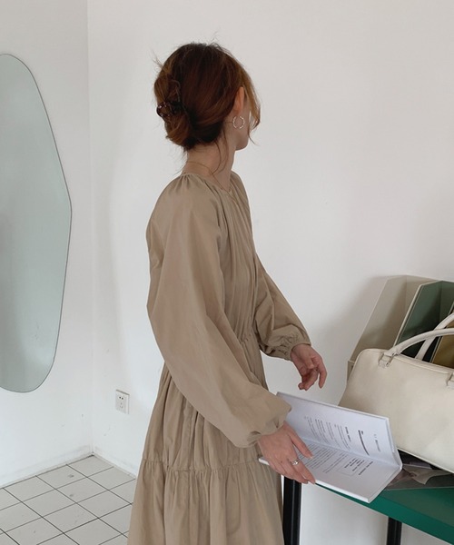 Doula Doula(ドゥーラドゥーラ)の「ギャザーティアードワンピース(ワンピース・レディース・ホワイト/ブラック/ベージュ・FREE)」の6枚目の写真