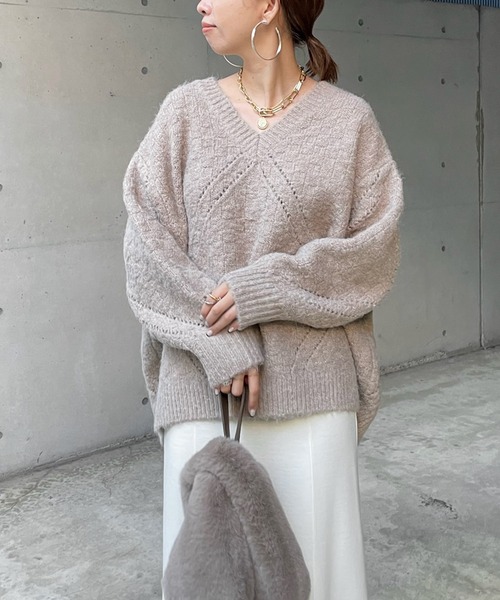 DouDou(ドゥドゥ)の「柄編みVネックプルオーバー(ニット/セーター・レディース・ベージュ/オフホワイト・FREE)」の2枚目の写真