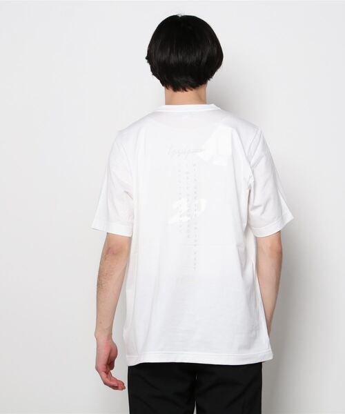 Y-3(ワイスリー)の「U CH1 COMMERATIVE SS TEE(Tシャツ/カットソー・メンズ・ライトホワイト・SMALL/MEDIUM/LARGE/X-LARGE/XX-LARGE/X-SMALL/XX-SMALL)」の10枚目の写真