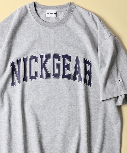 Firsthand(ファーストハンド)の「NICK GEAR/ニックギア SP ARCH LOGO TEE / ワンポイント刺繍ロゴプリントTシャツ(Tシャツ/カットソー・メンズ・ホワイト/ネイビー/グレー・S/M/L/XL)」の1枚目の写真