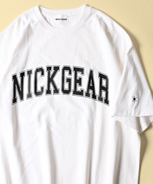 Firsthand(ファーストハンド)の「NICK GEAR/ニックギア SP ARCH LOGO TEE / ワンポイント刺繍ロゴプリントTシャツ(Tシャツ/カットソー・メンズ・ホワイト/ネイビー/グレー・S/M/L/XL)」の2枚目の写真