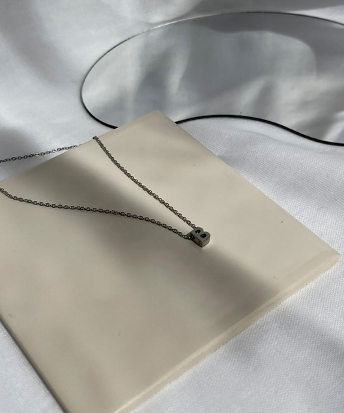 BROTHERHOOD（ブラザーフッド）の「【earyear】イニシャル チャーム ネックレス シルバー（ネックレス・レディース・Q/I/E/A/U/M/Y/R/Z/H/D/B/T/P/V/J/K/F/N/G/S/L/X/W/C/O・FREE）」の3枚目の写真