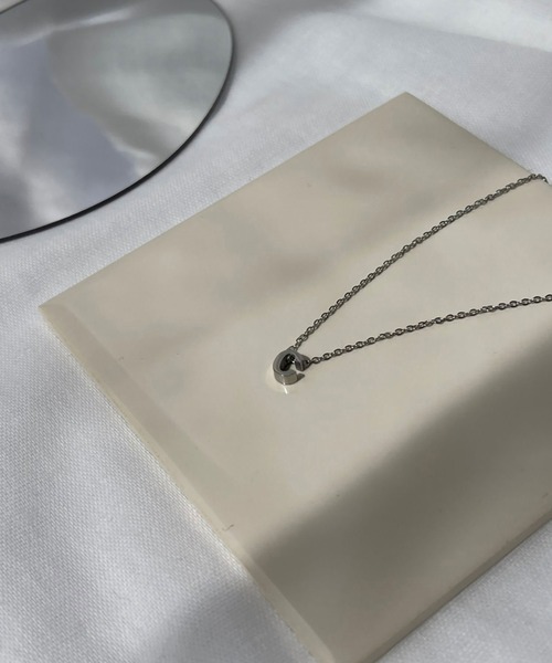 BROTHERHOOD（ブラザーフッド）の「【earyear】イニシャル チャーム ネックレス シルバー（ネックレス・レディース・Q/I/E/A/U/M/Y/R/Z/H/D/B/T/P/V/J/K/F/N/G/S/L/X/W/C/O・FREE）」の4枚目の写真