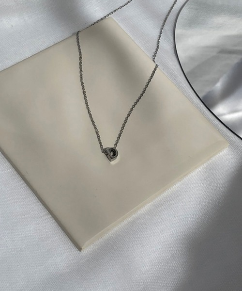 BROTHERHOOD（ブラザーフッド）の「【earyear】イニシャル チャーム ネックレス シルバー（ネックレス・レディース・Q/I/E/A/U/M/Y/R/Z/H/D/B/T/P/V/J/K/F/N/G/S/L/X/W/C/O・FREE）」の5枚目の写真