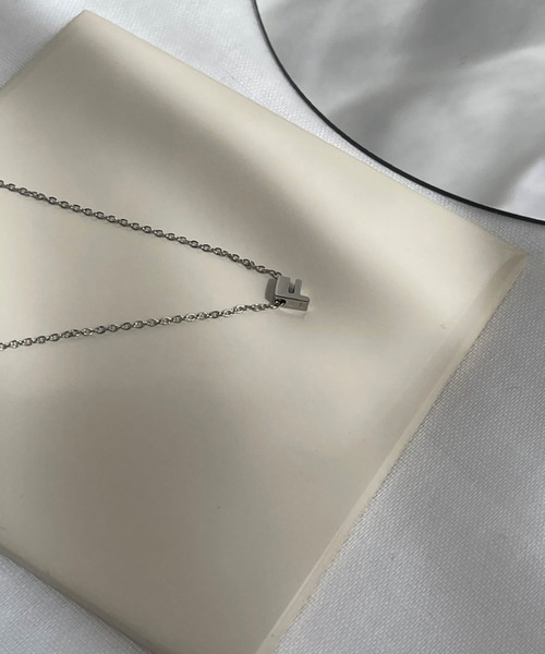 BROTHERHOOD（ブラザーフッド）の「【earyear】イニシャル チャーム ネックレス シルバー（ネックレス・レディース・Q/I/E/A/U/M/Y/R/Z/H/D/B/T/P/V/J/K/F/N/G/S/L/X/W/C/O・FREE）」の7枚目の写真