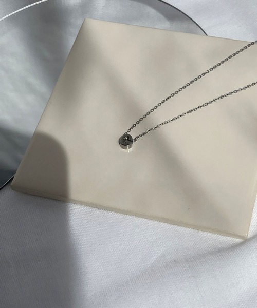 BROTHERHOOD（ブラザーフッド）の「【earyear】イニシャル チャーム ネックレス シルバー（ネックレス・レディース・Q/I/E/A/U/M/Y/R/Z/H/D/B/T/P/V/J/K/F/N/G/S/L/X/W/C/O・FREE）」の8枚目の写真