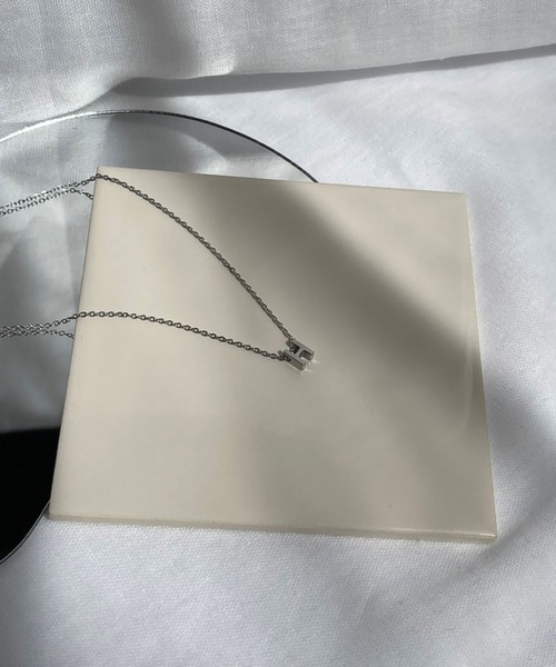 BROTHERHOOD（ブラザーフッド）の「【earyear】イニシャル チャーム ネックレス シルバー（ネックレス・レディース・Q/I/E/A/U/M/Y/R/Z/H/D/B/T/P/V/J/K/F/N/G/S/L/X/W/C/O・FREE）」の9枚目の写真
