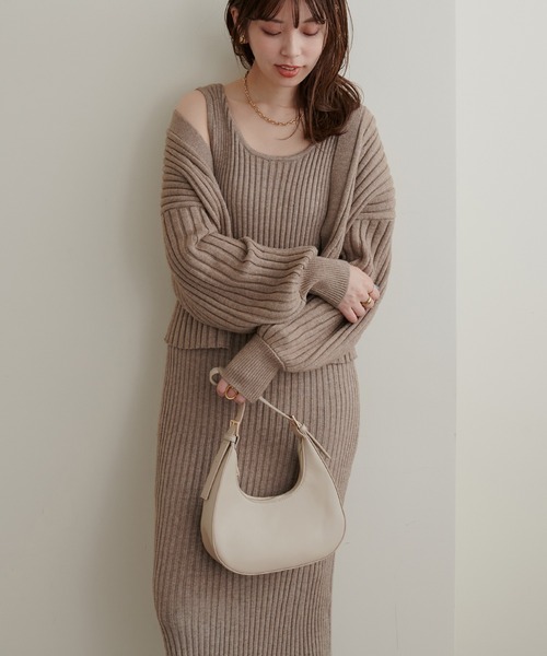 natural couture(ナチュラルクチュール)の「WEB限定/2022AWアイテム/ワイドリブニットワンピースセット(ワンピース・レディース・チャコールグレー/オフホワイト/グリーン/モカ・FREE)」の21枚目の写真