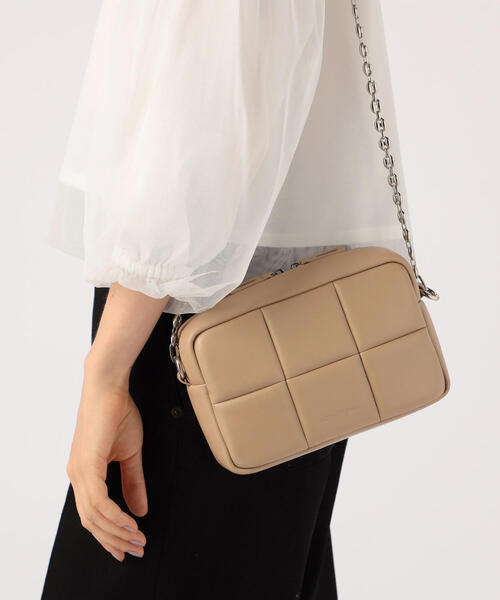 TOMORROWLAND （トゥモローランド）の「【一部別注】ADD CULUMN×TOMORROWLAND パフ チェーンショルダー（ショルダーバッグ・レディース・ブラック/ベージュ/ダークパープル・FREE）」の4枚目の写真