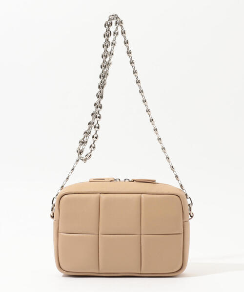 TOMORROWLAND （トゥモローランド）の「【一部別注】ADD CULUMN×TOMORROWLAND パフ チェーンショルダー（ショルダーバッグ・レディース・ブラック/ベージュ/ダークパープル・FREE）」の6枚目の写真