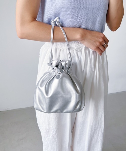 wears(ウェアーズ)の「PU巾着ミニショルダー(ショルダーバッグ・レディース・キャメル/ブラック/アイボリー/シルバー・FREE)」の7枚目の写真