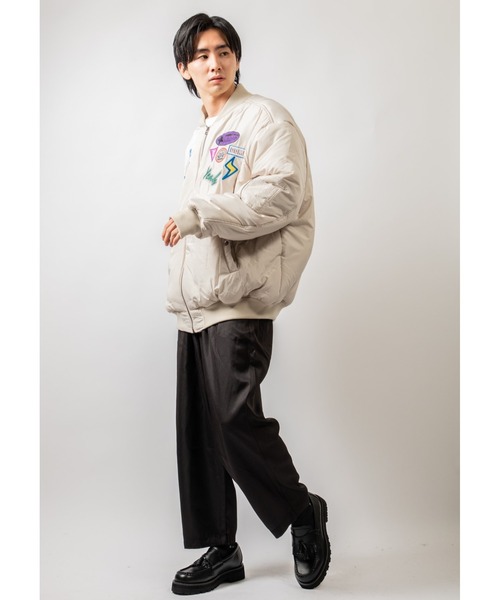 Beno（ビーノ）の「ビッグシルエット ランダムワッペン パデッドボンバージャケット MA-１（MA-1・メンズ・オリーブ/ブラック/ストーン・L/M）」の10枚目の写真