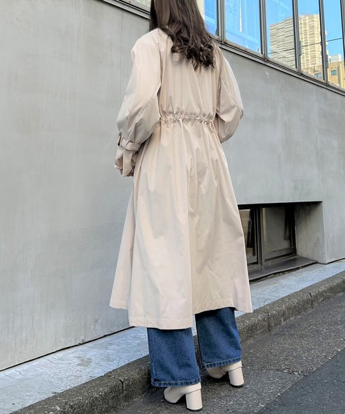 INGNI(イング)の「ウエストドロストゆるトレンチ(トレンチコート・レディース・ライトベージュ/ライトカーキ/イエロー・M)」の6枚目の写真