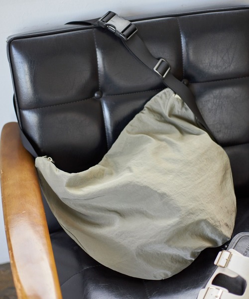 LEPSIM(レプシィム)の「ナイロンナナメガケバッグ 182802(ショルダーバッグ・レディース・ライトカーキ/アイボリー/ブラック・ONE SIZE)」の3枚目の写真