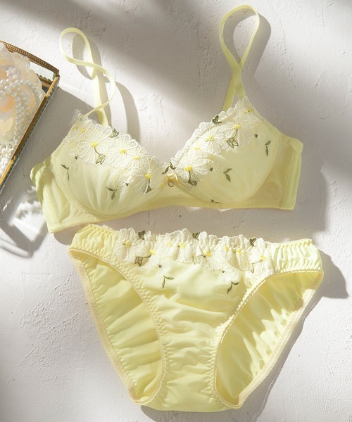 YU'NOW（ユナウ）の「【全13デザインから選べる！】【上下セット/AA-Gカップ】ぷるるん谷間のノンワイヤーブラ＆ショーツ（ブラ&ショーツ・レディース・ブラック×グレー/ライトグリーン/グリーン系その他/ブルー系/レモンイエロー/サーモンピンク/ネイビー系/ライトパープル/オフホワイト/アイボリー/ピンク/ブラック系/カーキ/ブラウン系/ブラウン系その他/ダークパープル/チャコールグレー/ライトピンク/ピンク系その他/ブルー系その他・D80L/C65M/D70M/E80L/A75M/D75L/B65M/A65M/G70M/F70M/F75L/G75L/B75L/F80L/B70M/E75L/B75M/E70M/C80L/AA70M/AA65M/G80L/A70M/C70M/C75M/C75L/D65M/E65M/D70L/E70L/F65M/F70L）」の16枚目の写真