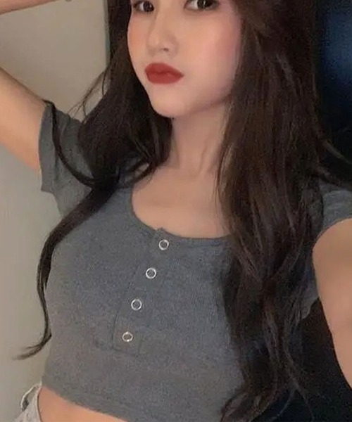 GLAMOROUS JANE（グラマラスジェーン）の「ヘンリーボタンショート丈半袖トップス（Tシャツ/カットソー・レディース・グレー/ブラック・S/M/L）」の8枚目の写真