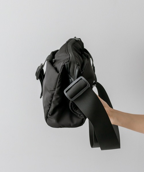 ear PAPILLONNER（イアパピヨネ）の「《撥水》バックルショルダーバッグ（ショルダーバッグ・レディース・ブラック/グレー・FREE）」の4枚目の写真