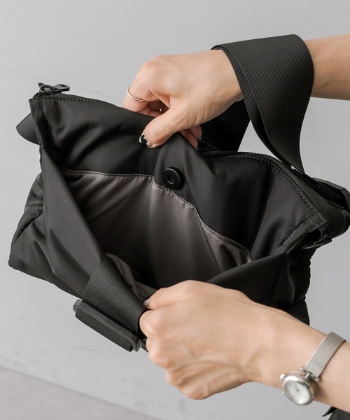 ear PAPILLONNER（イアパピヨネ）の「《撥水》バックルショルダーバッグ（ショルダーバッグ・レディース・ブラック/グレー・FREE）」の8枚目の写真