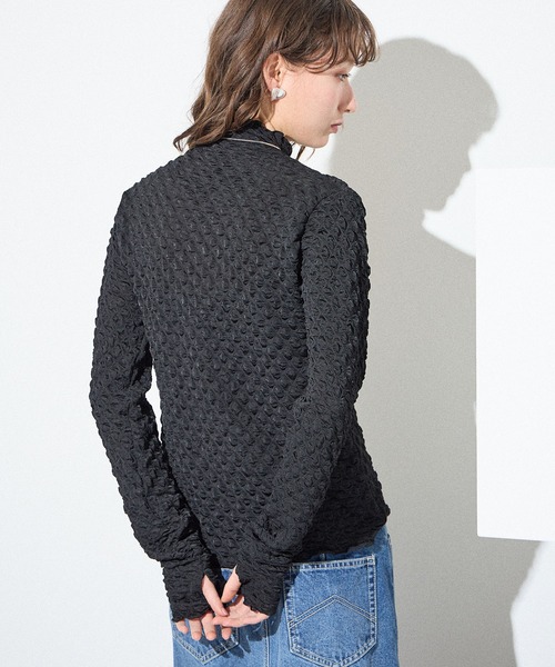 ELLEgirl(エルガール)の「フィンガーホールシャーリングハイネックトップス【ELLEgirl/エル ガール】(Tシャツ/カットソー・レディース・ブラック/アイボリー/ターコイズブルー/ラベンダー・FREE)」の1枚目の写真