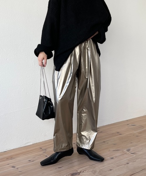 wee9s(ウィークス)の「double tuck metallic pants / ダブルタックメタリックテーパードパンツ(その他パンツ・レディース・ゴールド/シルバー/ブラック/GOLD ・FREE)」の3枚目の写真