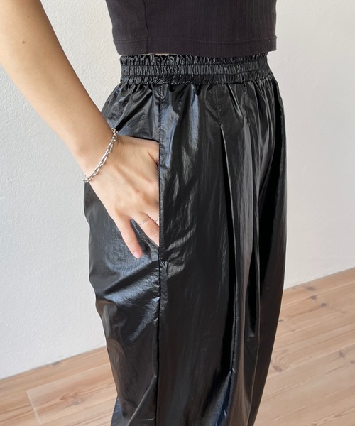 wee9s(ウィークス)の「double tuck metallic pants / ダブルタックメタリックテーパードパンツ(その他パンツ・レディース・ゴールド/シルバー/ブラック/GOLD ・FREE)」の7枚目の写真