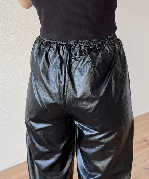 wee9s(ウィークス)の「double tuck metallic pants / ダブルタックメタリックテーパードパンツ(その他パンツ・レディース・ゴールド/シルバー/ブラック/GOLD ・FREE)」の8枚目の写真