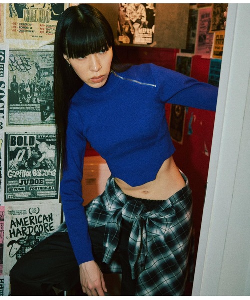 ANLIBERTY ANAP(アンリバティアナップ)の「デコルテZIPデザインニット(ニット/セーター・レディース・レッド/ブルー/ブラック・FREE)」の6枚目の写真