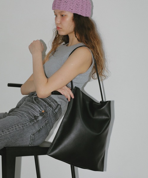 EFOLE（エフォル）の「ノットハンドル フラット トート バッグ（トートバッグ・レディース・ブラック/ベージュ・FREE）」の2枚目の写真