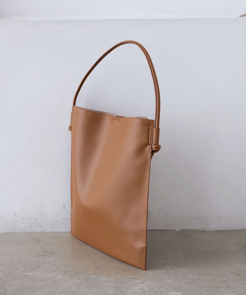 EFOLE（エフォル）の「ノットハンドル フラット トート バッグ（トートバッグ・レディース・ブラック/ベージュ・FREE）」の4枚目の写真