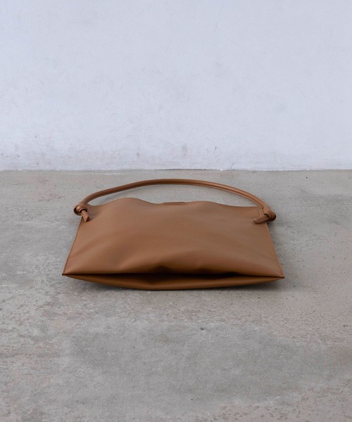 EFOLE（エフォル）の「ノットハンドル フラット トート バッグ（トートバッグ・レディース・ブラック/ベージュ・FREE）」の3枚目の写真