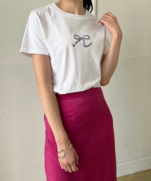 Jewelobe(ジュエローブ)の「リボンプリントルーズTシャツ(Tシャツ/カットソー・レディース・ブラック/ホワイト・FREE)」の1枚目の写真