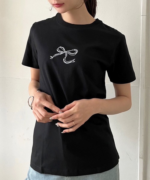 Jewelobe(ジュエローブ)の「リボンプリントルーズTシャツ(Tシャツ/カットソー・レディース・ブラック/ホワイト・FREE)」の2枚目の写真