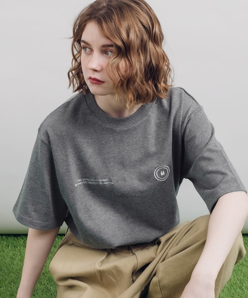 MUHET(ミュエータ)の「ロゴ刺繍Tシャツ(Tシャツ/カットソー・レディース・ネイビー/レッド/杢グレー/オフホワイト・X-LARGE/MEDIUM)」の2枚目の写真