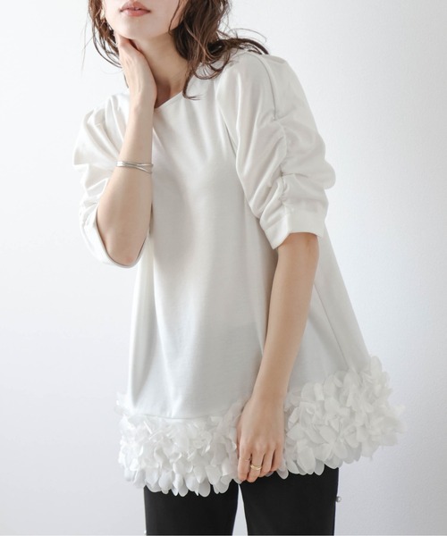 SUGAR BISKET(シュガービスケット)の「フラワーモチーフヘムプルオーバー(Tシャツ/カットソー・レディース・ブラック/ホワイト・フリー)」の1枚目の写真
