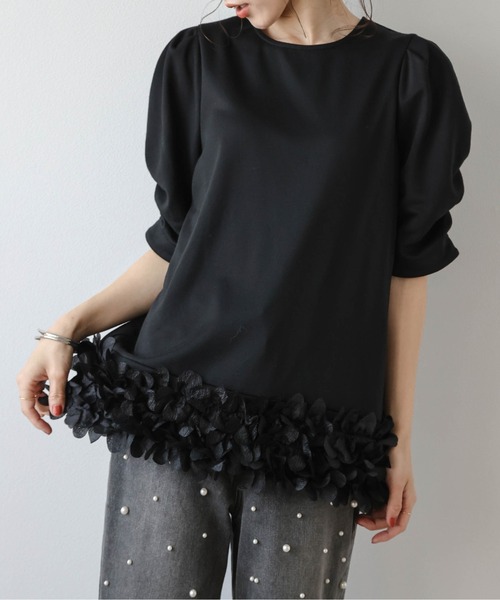 SUGAR BISKET(シュガービスケット)の「フラワーモチーフヘムプルオーバー(Tシャツ/カットソー・レディース・ブラック/ホワイト・フリー)」の2枚目の写真