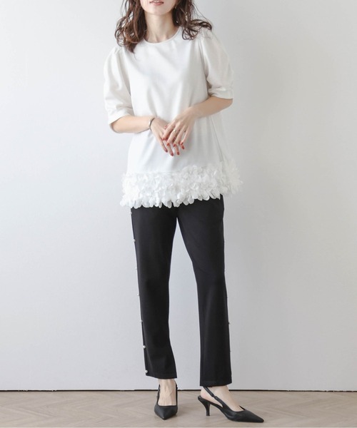 SUGAR BISKET(シュガービスケット)の「フラワーモチーフヘムプルオーバー(Tシャツ/カットソー・レディース・ブラック/ホワイト・フリー)」の3枚目の写真
