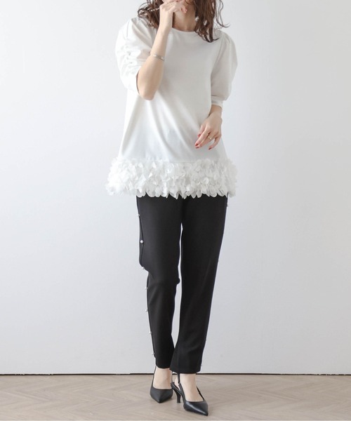 SUGAR BISKET(シュガービスケット)の「フラワーモチーフヘムプルオーバー(Tシャツ/カットソー・レディース・ブラック/ホワイト・フリー)」の4枚目の写真