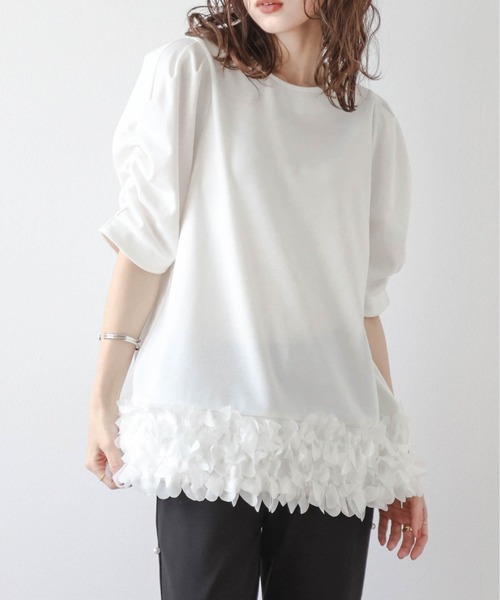 SUGAR BISKET(シュガービスケット)の「フラワーモチーフヘムプルオーバー(Tシャツ/カットソー・レディース・ブラック/ホワイト・フリー)」の5枚目の写真